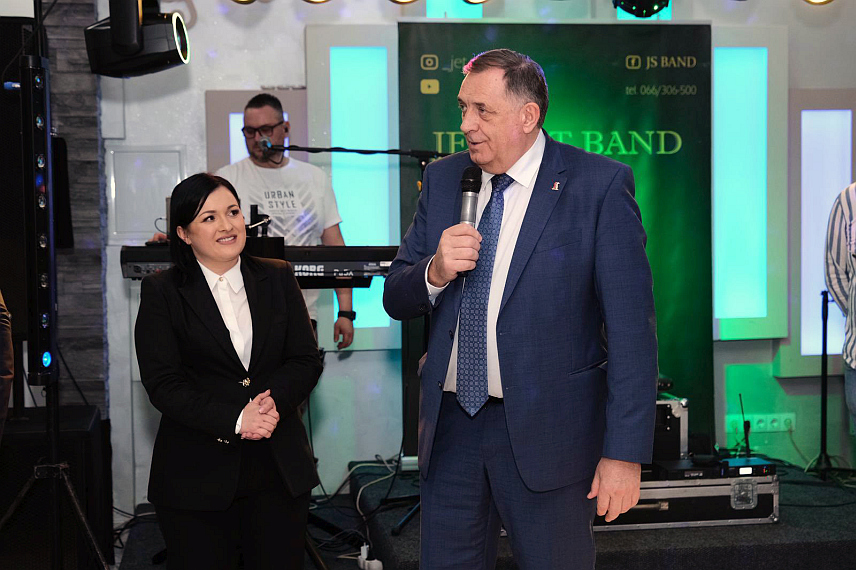 ДОЊИ ЖАБАР, 10. МАРТА /СРНА/ - Предсједник СНСД-а Милорад Додик присуствовао је вечерас осмомартовским прославама у Доњем Жабару и Модричи, те поручио да су жене стуб породице и друштва, те да без њихове снаге нема ни снажне Републике Српске.