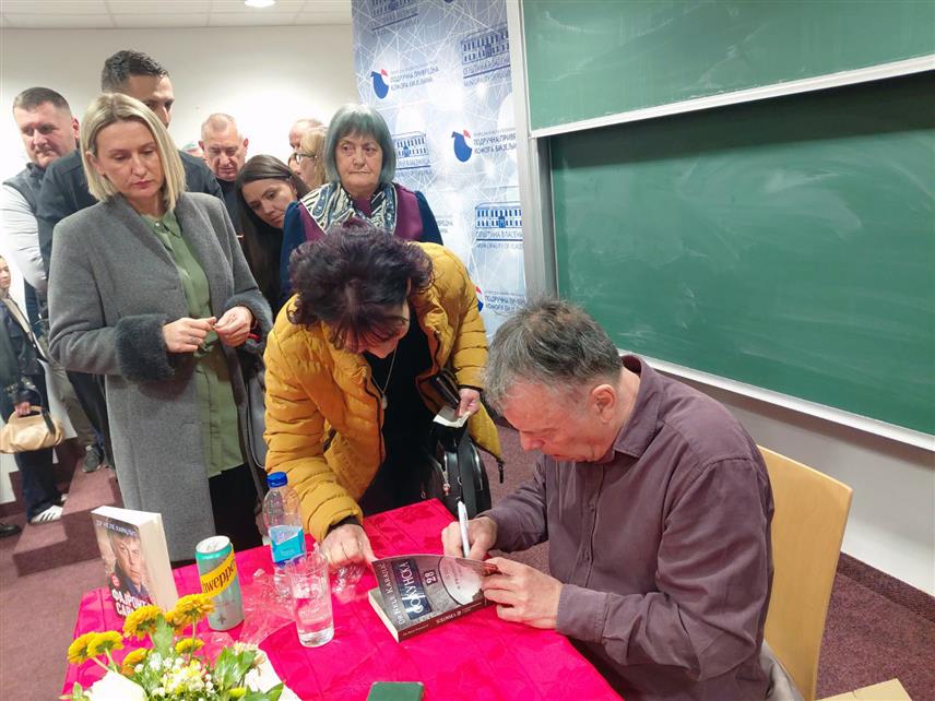 ВЛАСЕНИЦА, 10. МАРТА /СРНА/ - Мултимедијални умјетник Ненад Јанковић, познатији као Неле Карајлић, вечерас је бројној публици у Власеници представио своја књижевна дјела и упознао их о новим музичким пројектима.