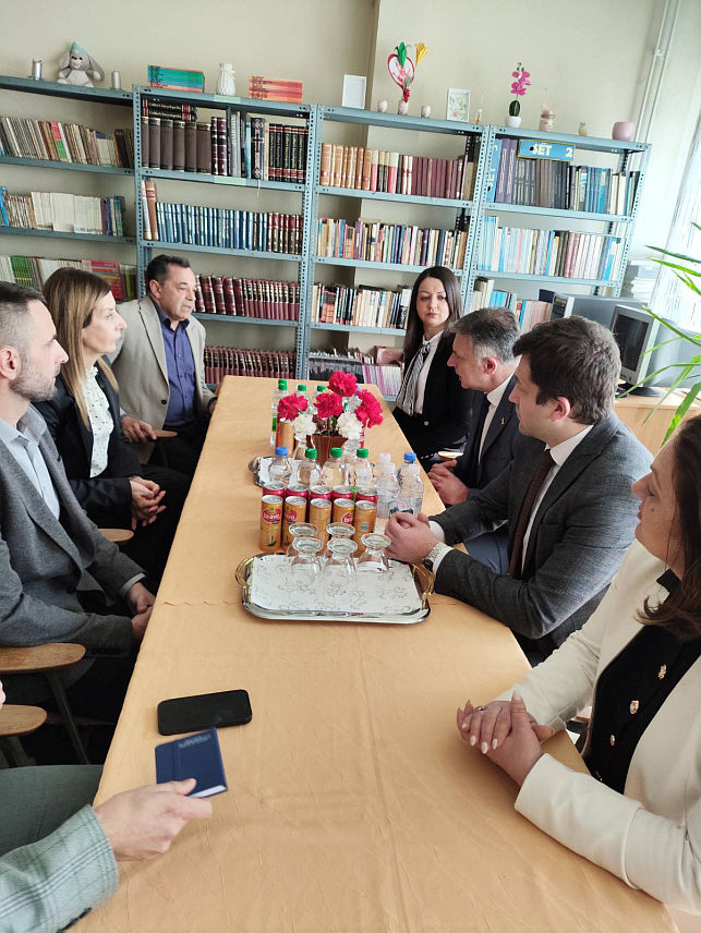 СРЕБРЕНИЦА, 11. МАРТА /СРНА/ - Министар просвјете и културе Републике Српске Боривојe Голубовић разговарао је данас са директорима четири основне школе на подручју Сребренице и Братунца.