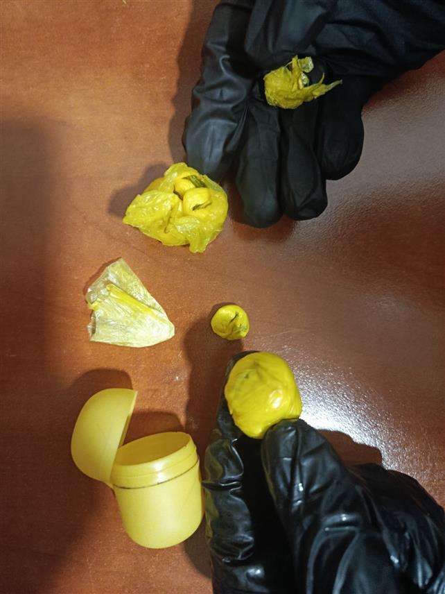 TРЕБИЊЕ, 11. МАРTА /СРНА/ - У Tребињу су ухапшена три лица чији су иницијали М.Н, С.К. и В.Н. јер је у аутомобилу у којем су била пронађено 10 замотуљака спида.