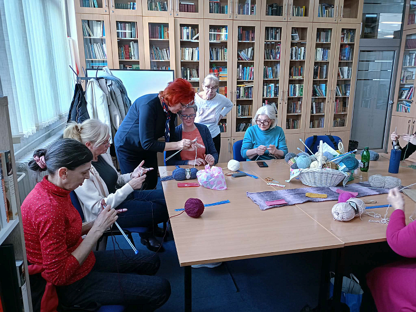 ИСТОЧНО НОВО САРАЈЕВО, 11. МАРТА /СРНА/ - У Матичној библиотеци у Источном Новом Сарајеву почео је курс плетења "Библиоплет", који је окупио полазнице заинтересоване да науче или усаврше ову традиционалну и креативну вјештину.