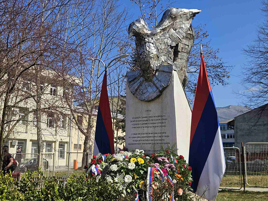 ИСТОЧНО НОВО САРАЈЕВО, 11. МАРТА /СРНА/ - Основна школа "Свети Сава" у Источном Новом Сарајеву обиљежила је Дан сјећања на страдалу дјецу Српског Сарајева, међу којом су ученице Наташа Учур и Милица Лаловић, убијене снајперским хицима на данашњи дан 1995. године док су се играле испред зграде.