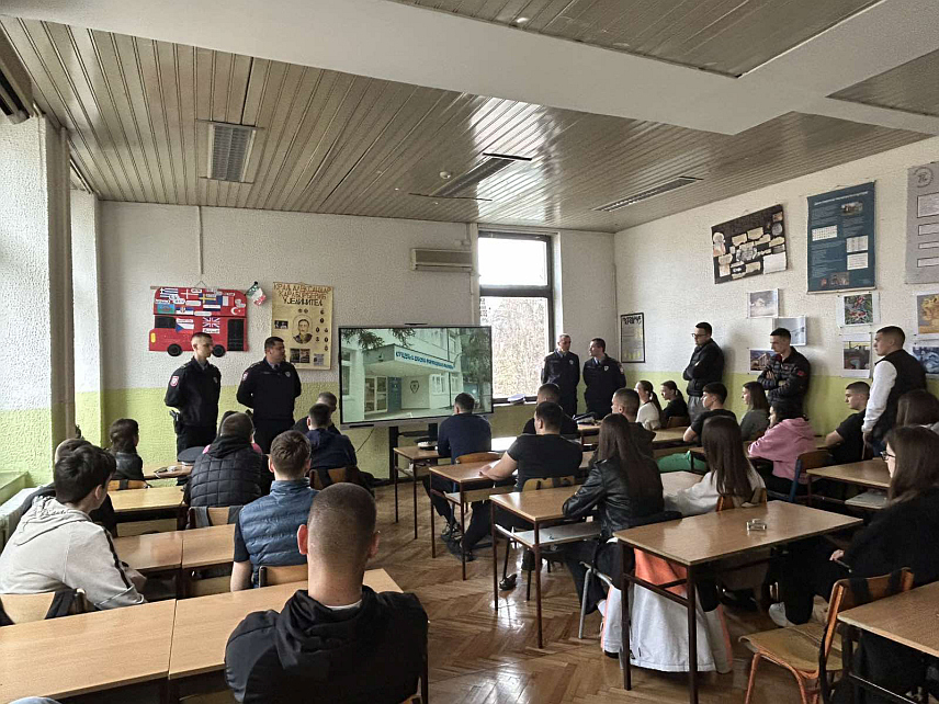 БАЊАЛУКА, 11. МАРТА /СРНА/ - У бањалучкој Грађевинској школи данас је промовисана Средња школа унутрашњих послова, гдје у наредној школској години планирају упис 150 ученика, а по завршетку школовања сви добијају стално запослење у Министарству унутрашњих послова /МУП/ Републике Српске.