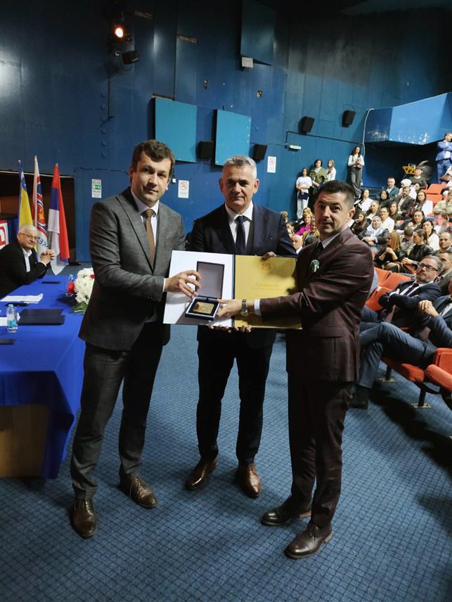 СРЕБРЕНИЦА, 11. МАРТА /СРНА/ - Свечаном сједницом општинског парламента и уручивањем награда и признања данас је у Сребреници обиљежен Дан ове општине 11. март. На свечаној сједници додијељене су општинске плакете појединцима и колективима, те новчане награде за допринос заштити околине, развој пољопривреде и привреде, културе, образовања, здравства, социјалне заштите, умјетности и за друштвено-корисни и хуманитарни рад.