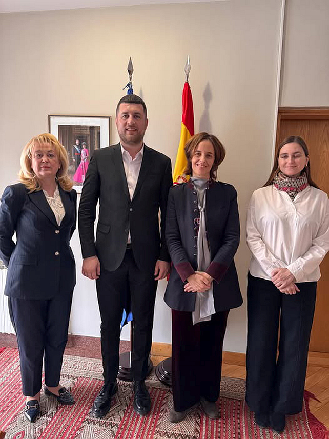 САРАЈЕВО, 11. МАРТА /СРНА/ - Директор Агенције за унапређење страних инвестиција у БиХ /Фипа/ Марко Кубатлија разговарао је са амбасадором Шпаније у БиХ Маријом Молином Алварез де Толедо о могућностима унапређења економске сарадње, као и о припремама пословног форума двије земље који ће на високом нивоу бити организован од 9. до 11. јуна у Сарајеву.