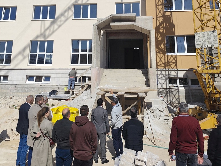 TРЕБИЊЕ, 11. МАРTА /СРНА/ - У Tребињу је при крају изградња нове зграде Центра за социјални рад вриједне 2,5 милиона КМ, коју финансира Фондација "Слободан и Маргарет Галеб" уз подршку Градске управе. Градоначелник Мирко Ћурић и предсједник Фондације Милорад Матијашевић посјетили су су данас градилиште ове зграде.