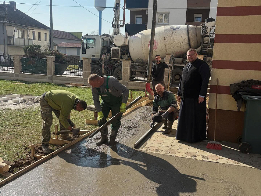 ШАМАЦ, 11. МАРТА /СРНА/ - Почела је реконструкција Храма Светог великомученика Димитрија у Шамцу и помоћних објеката, а из ове светиње позвали су људе добре воље да помогну новчаним прилогом у складу са својим могућностима.