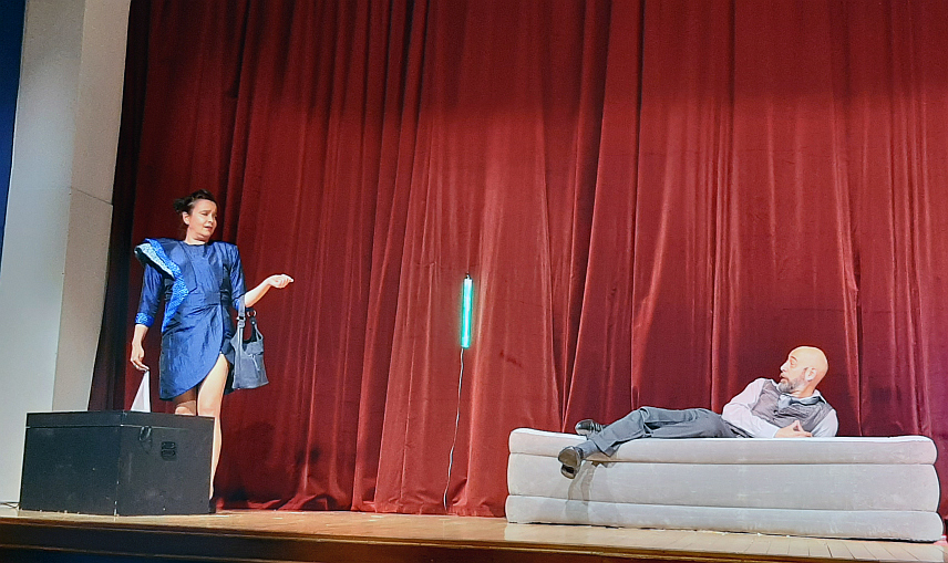 ПРЊАВОР, 11. МАРТА/СРНА/ - Београдски глумци Катарина Жутић и Дејан Луткић одиграли су вечерас у Прњавору комедију према тексту Борислава Пекића "Чаробни кофер госпође икс".