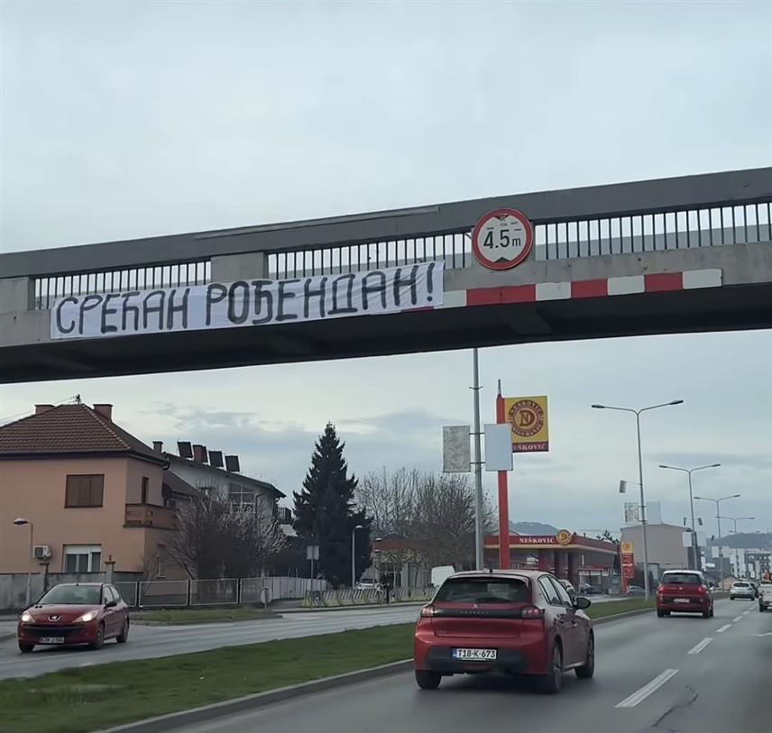 БАЊАЛУКА, 12. МАРТА /СРНА/ - На улазу у Бањалуку осванула је рођенданска честитка за предсједника СНСД-а Милорада Додика.