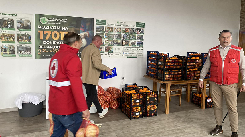 ДОБОЈ, 12. МАРТА /СРНА/ - Црвени крст Републике Српске уручио је данас воће и поврће за потребе рада Народне кухиње у Добоју.