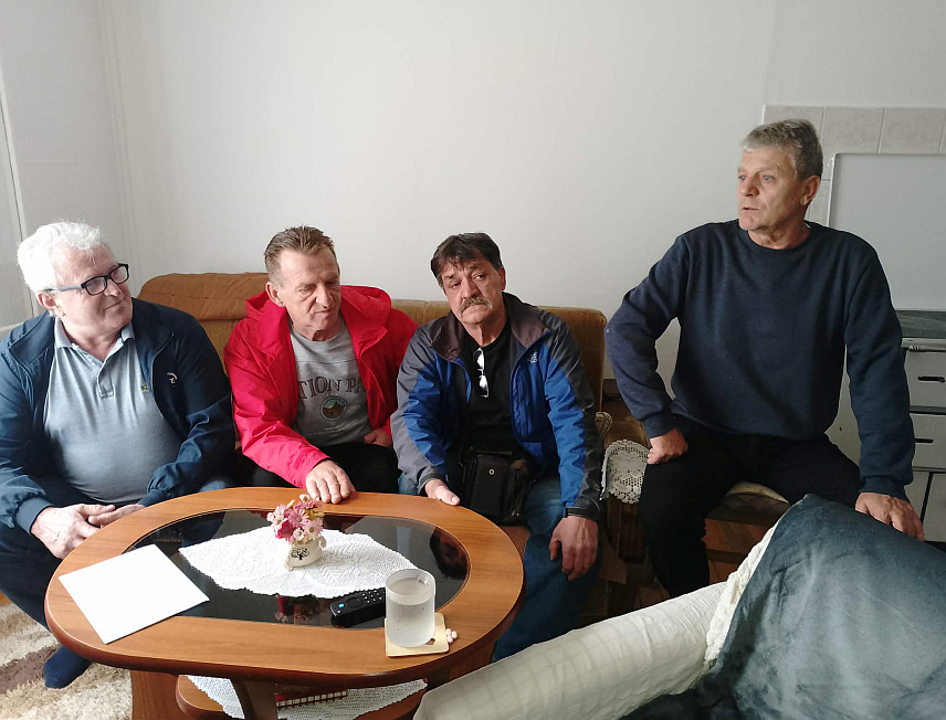 НОВИ ГРАД, 12. МАРТА /СРНА/ - Представници Удружења ратних војних инвалида Нови Град посјетили су данас три тешко обољела ратна војна инвалида и уручили им по 1.000 КМ помоћи за лијечење.