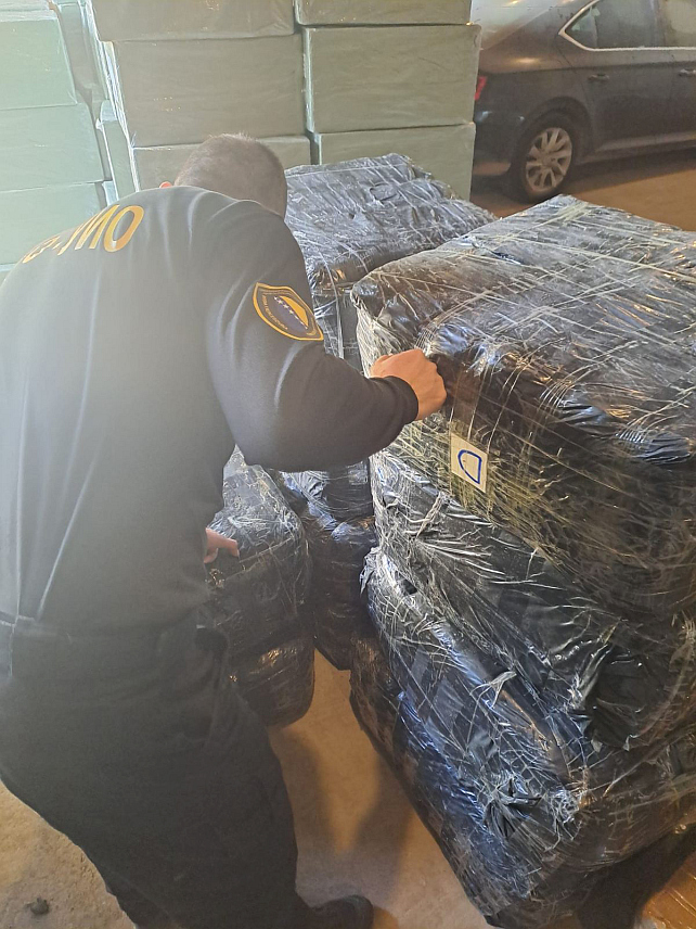 БАЊАЛУКА, 12. МАРТА /СРНА/ - Службеници Управе за индиректно опорезивање /УИО/ БиХ одузели су на подручју Регионалног центра Тузла већу количину текстила, чија се тржишна вриједност процјењује на 170.000 КМ.