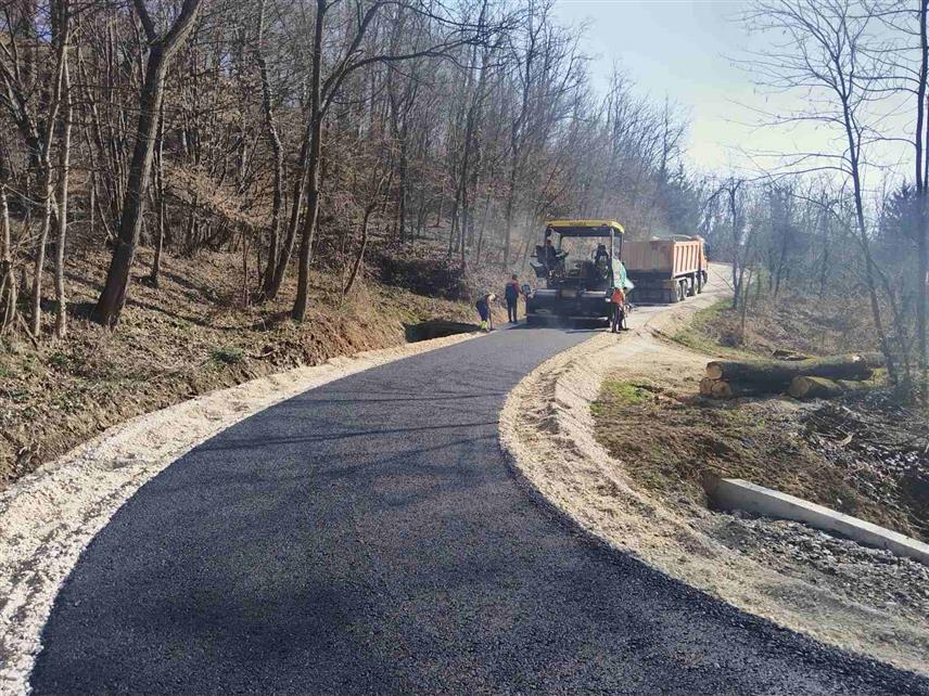 ЧЕЛИНАЦ, 13. МАРТА /СРНА/ - На подручју општине Челинац настављени су инфраструктурни радови и у неколико насеља, модернизоване су дионице путева, тротоари, те санирана оштећења у путном појасу.