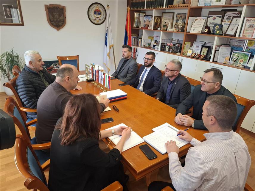 ВИШЕГРАД, 13. МАРТА /СРНА/ - Предстаници општине Вишеград, на челу са градоначелником Вишеграда Младеном Ђуревићем, данас су потписали споразум о сарадњи са Фондацијом "Помоћ" Борачке организације Републике Српске у присуству министра рада и борачко-инвалидске заштите Радана Остојића.