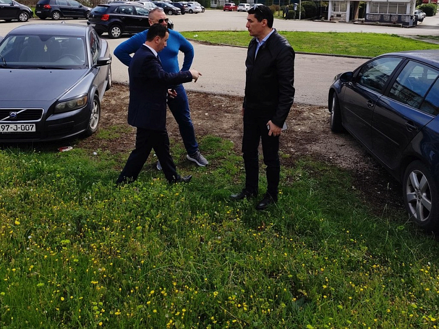 TРЕБИЊЕ, 13. МАРТА /СРНА/ - Градоначелник Требиња Мирко Ћурић обишао је више градских мјесних заједница како би на терену, са представницима комуналних служби, утврдио гдје је најпотребније чишћење и појачано одржавање јавних површина.