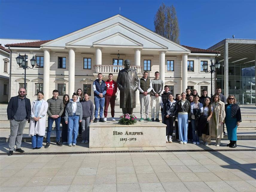 ВИШЕГРАД, 13. МАРТА /СРНА/ - Професори и ученици Средњошколског центра "Иво Андрић" из Вишеград положили су данас цвијеће на споменике великом писцу код вишеградске ћуприје и у Андрићграду, поводом обиљежавања 51 године од смрти нобеловца.