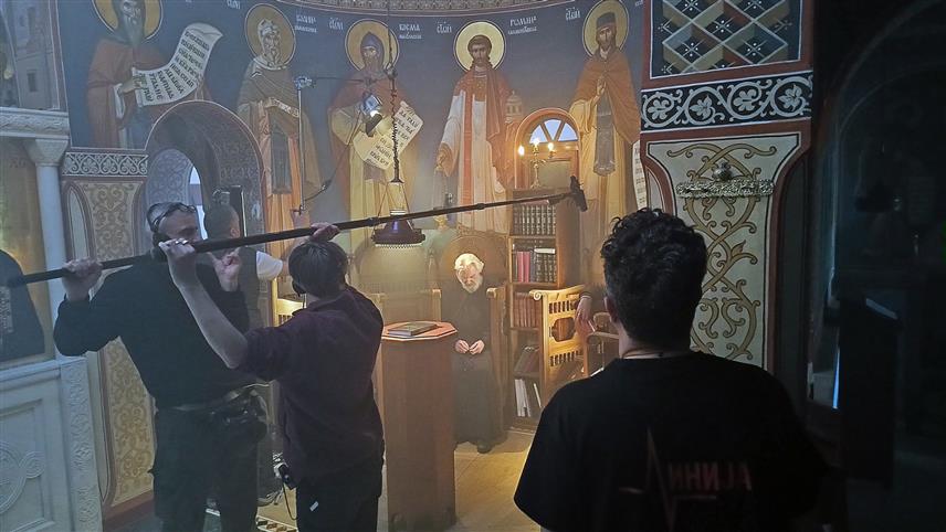 НОВИ САД, 13. МАРТА /СРНА/ - У фрушкогорском манастиру Ковиљ данас је завршено снимање посљедњих кадрова филма "Линија" редитеља Драгана Елчића о легендарном ратном хирургу Миодрагу Лазићу који је током ратова деведесетих година 20. вијека спасавао људске животе у Републици Српској. 