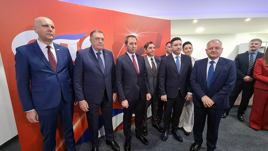 ДОБОЈ, 13. МАРТА /СРНА/ - Социјалистичкa партијa Српске /СПС/ окупљена је око институција Републике Српске и њених грађана, изјавио је предсједник ове странке Горан Селак у Добоју на обиљежавању шест година постојања и политичког дјеловања СПС-а.