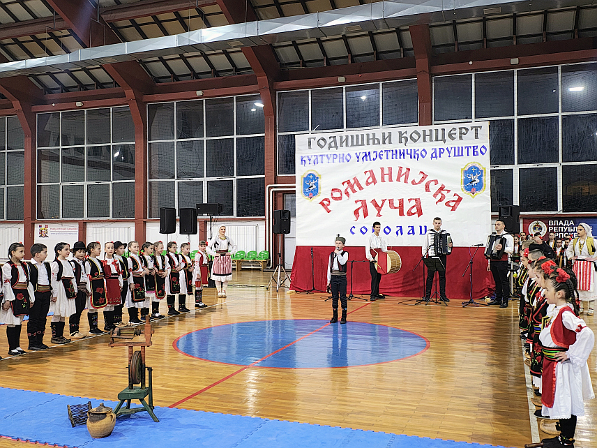 СОКОЛАЦ, 13. МАРТА /СРНА/ - Културно-умјетничко друштво /КУД/ "Романијска луча" са Сокоца одржало је вечерас у соколачкој спортској дворани годишњи концерт поводом славе овог друштва - Светог Симеона Мироточивог.