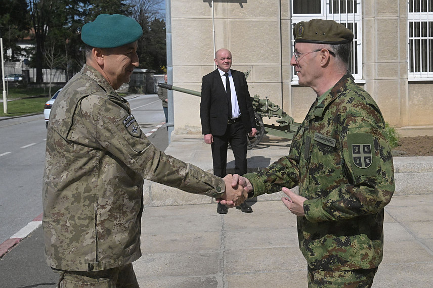БЕОГРАД, 14. МАРТА /СРНА/ - Начелник Генералштаба Војске Србије Милан Мојсиловић и командант Кфора Озкан Улуташ оцијенили су данас да је важно да Међународне безбједносне снаге предузму неопходне мјере за очување мира и стабилности и заштиту Срба, као најугроженијег дијела популације на Косову и Метохији.