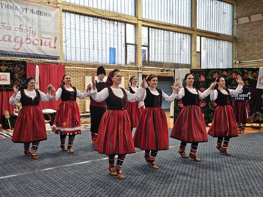 УГЉЕВИК, 14. МАРТА /СРНА/ - Угљевик је данас био домаћин Међународне смотре фолклора ветерана која је окупила 22 културно-умјетничка друштва из Србије, Републике Српске и Федерације БиХ.