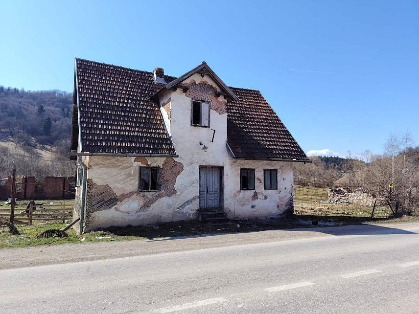 ПАЛЕ, 15. МАРТА /СРНА/ - Највиши представници власти Источног Сарајева и Пала обећали су реконструкцију куће баке Даре Малић у Сумбуловцу у којој су бројни сарајевски Срби током егзодуса проналазили уточиште, како би била сачувана као споменик историје.