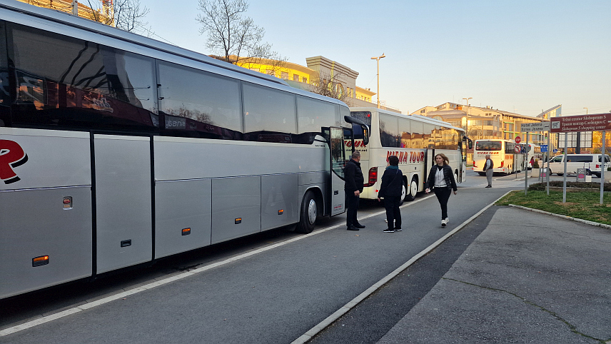 БРЧКО, 15. МАРTА /СРНА/ - Око 400 чланица Актива жена СНСД-а Брчко отпутовало је данас на поклоничко путовање у манастире Ступње, Липље и Крстова Гора поводом обиљежавања 8. марта.