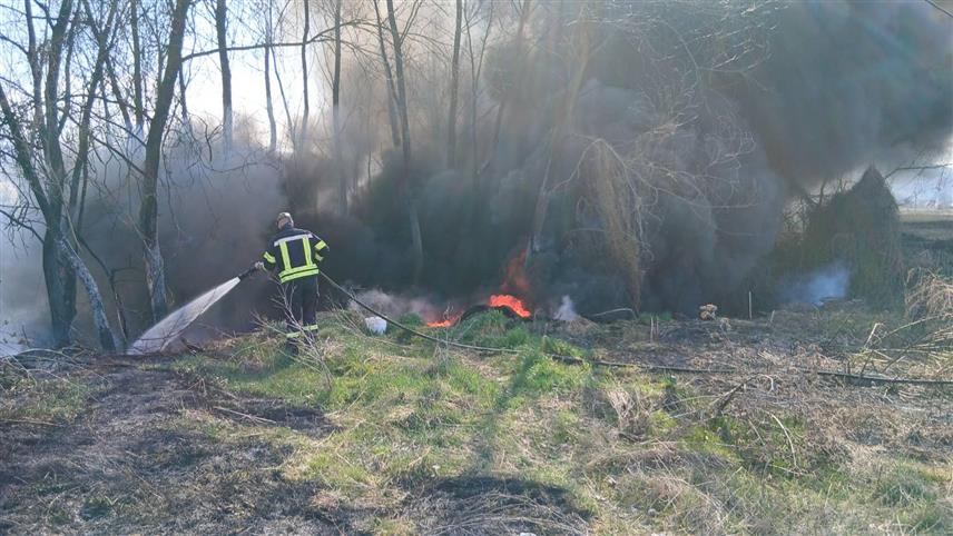 ЗВОРНИК, 15. МАРТА /СРНА/ - Пожар који је данас захватио стару депонију у Каракају припадници Ватрогасно-спасилачке јединице Зворник ставили су под контролу.
