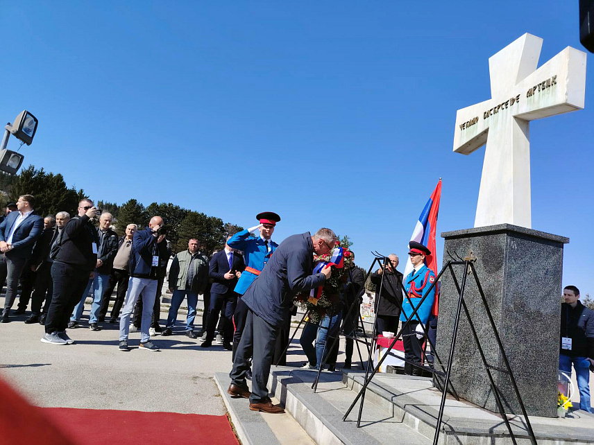 СОКОЛАЦ, 16. МАРТА /СРНА/ - - У оквиру обиљежавања 30 година од егзодуса Срба из Сарајева код централног крста на Војничком спомен-гробљу Нови Зејтинлик на Сокоцу положени су вијенци и цвијеће и одата почаст погинулим борцима.