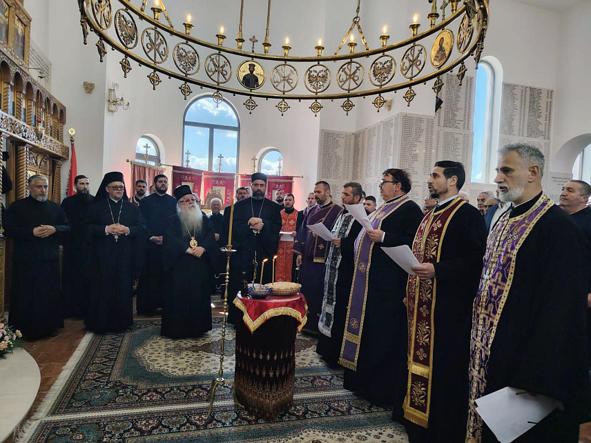 РАВНА РОМАНИЈА 16. МАРТА /СРНА/ - Високопреосвећени митрополити дабробосански Хризостом и будимљанко-никшићки Методије служили су данас парастос погинулим борцима Војске Републике Српске у Манастиру Светог Георгија на Равној Романији.	
