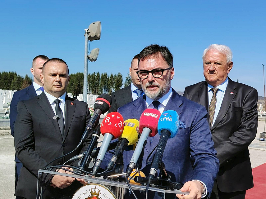 СОКОЛАЦ, 16. МАРТА /СРНА/ - Замјеник предсједавајуће Савјета министара Сташа Кошарац изјавио је данас на Сокоцу да је српски народ поносан, да вјерује у своје институције и у своју Републику Српску, те да је та вјера оно што и данас Србе окупља.