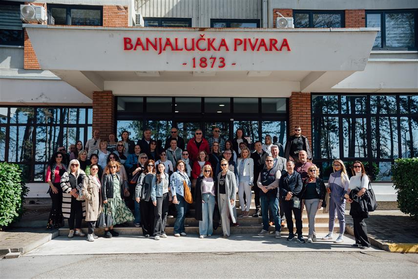 БАЊАЛУКА, 16. МАРТА /СРНА/ - Делегација више од 50 директора и професора средњих школа из Београда, Новог Сада, Суботице, Панчева, Ваљева и Ужица посјетила је Бањалучку пивару с циљем јачања сарадње и развоја едукативних ђачких екскурзија из Србије, које организује Туристичка организација града Бањалука у сарадњи са Министарством трговине и туризма Републике Српске.
