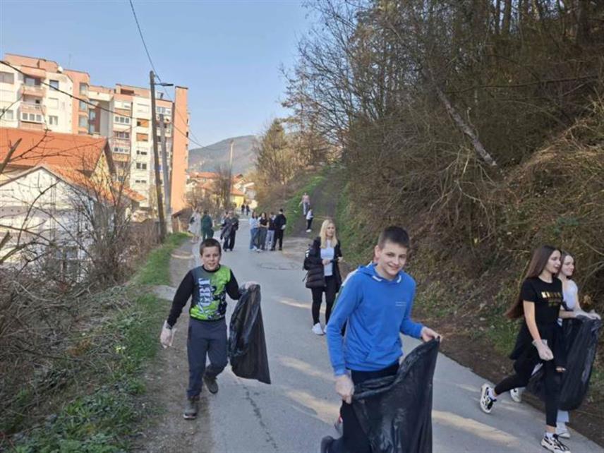 ФОЧА, 16. МАРТА /СРНА/ - Уређењем приобаља ушћа Ћехотине у Дрину и јавних површина у насељима Ливаде, Душаново и Горње Поље данас је у Фочи почела акција прољећног чишћења општине.