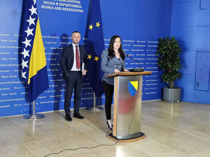 САРАЈЕВО, 16. МАРТА /СРНА/ -  Обраћање шефа Клуба СНСД-а у Представничком дому Парламентарне скупштине БиХ Сање Вулић и посланика Милорада Којића новинарима у Сарајеву.