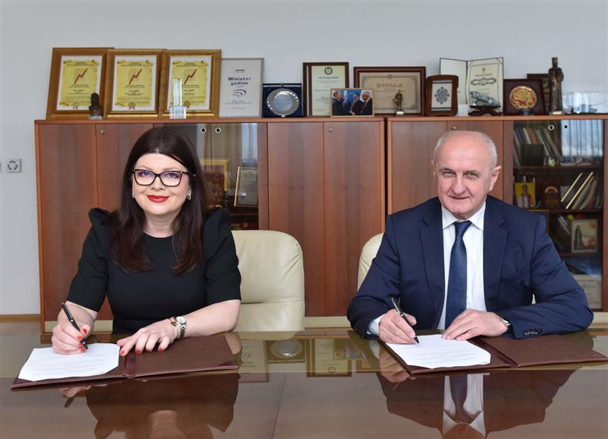 БАЊАЛУКА, 16. МАРТА /СРНА/ - Министар енергетике и рударства Републике Српске Петар Ђокић и оснивач и главни уредник портала "Балкан грин енерџи њуз" Бранислава Јовичић потписали су данас Меморандум којим је предвиђено да овај портал извјештава о најзначајнијим активностима у енергетском сектору Српске.