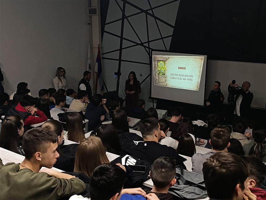 ИСТОЧНО САРАЈЕВО, 17. МАРТА /СРНА/ - У Источном Сарајеву покренуте су заједничке активности полиције, те здравствених и образовних установа у оквиру којих се организују предавања за ученике основних и средњих школа о штетности снуса и посљедицама употребе дроге.