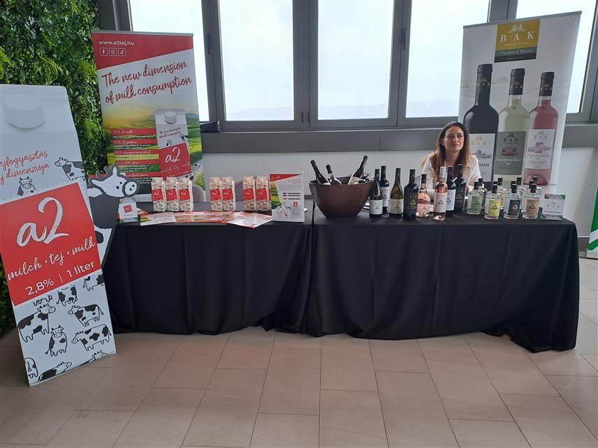 БАЊАЛУКА, 17. МАРТА /СРНА/ - У Бањалуци су данас представљени мађарски производи у сектору хране и пића, а овај догађај је уједно био и прилика за домаће компаније из сектора трговине прехрамбеним производима да директно разговарају са потенцијалним партнерима из Мађарске и истраже могућности нове пословне сарадње.