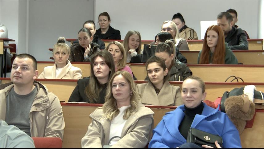 TРЕБИЊЕ, 18. МАРТА /СРНА/ - У Требињу је данас почео едукативни камп за младе предузетнике "Камп ап" у коме ће учествовати више од 30 младих, средњошколаца и студената са занимљивим пословним идејама, које ће представити кроз тродневне радионице.	
