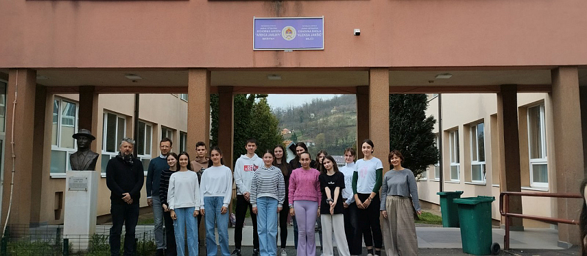 МИЛИЋИ, 18. МАРТА /СРНА/ - У Основној школи /ОШ/ "Алекса Јакшић" у Милићима данас је одржана едукативна радионица у оквиру пројекта "Музеј у покрету - културна баштина у рукама младих", у оквиру које ученици техником колажа израђују радове и представљају свој град.