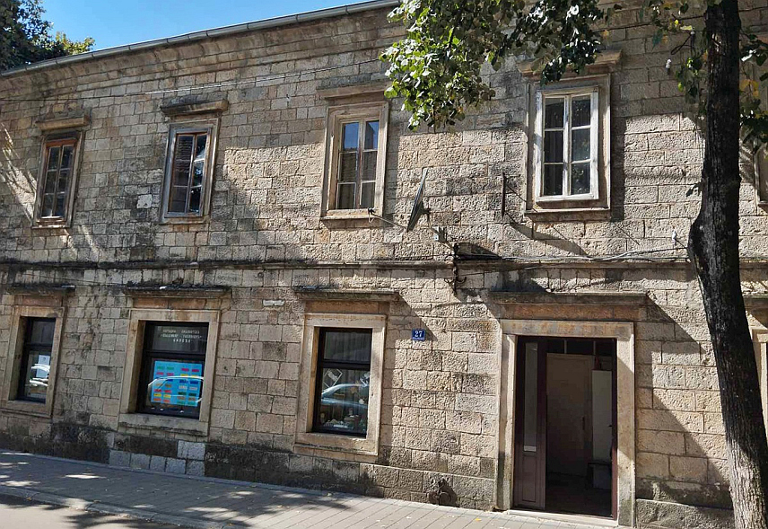 БИЛЕЋА, 18. МАРTА /СРНА/ - У Билећи је ове године у плану реконструкција зграде Народне библиотеке "Владимир Гаћиновић", здања старог више од 100 година, за шта би требало да буде издвојено до милион КМ.