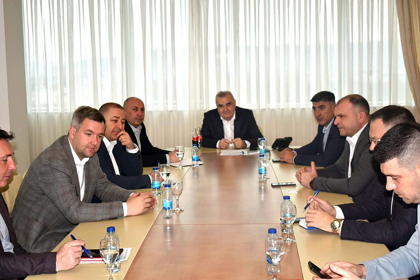 ЗВОРНИК, 18. МАРТА /СРНА/ - На подручју града Зворника биће реализовани инфраструктурни пројекти вриједни око четири милиона КМ, договорили су данас министар саобраћаја и веза Републике Српске Зоран Стевановић и градоначелник Зворника Бојан Ивановић.