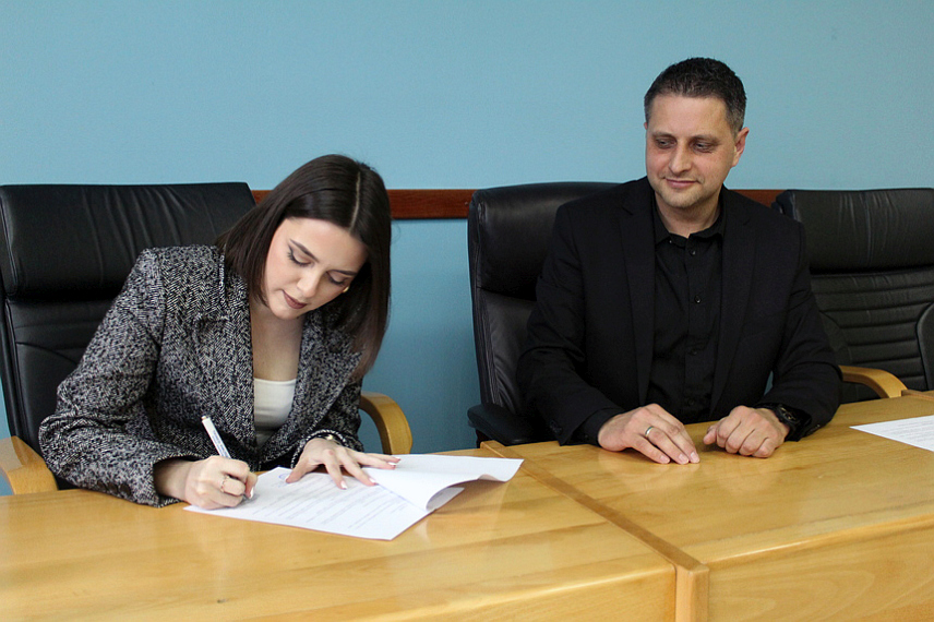 ЧЕЛИНАЦ, 19. МАРТА /СРНА/ - Начелник општине Челинац Владо Глигорић потписао је уговоре о стипендирању са 72 средњошколца и 48 студената са подручја ове локалне заједнице, за шта ће из општинског буџета бити издвојено 140.000 КМ.