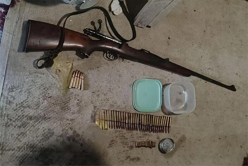 ТУЗЛА, 19. МАРТА /СРНА/ - Приликом претреса на подручју Градачца, Лукавца, Тузле, Живиница, Кладња, Бановића и Сребреника, пронађено је 41 пвц паковање опојне дроге "амфетамин спид", два паковања биљне материје "канабис сатива, мобилни телефон, картице, таблет, три дигиталне ваге за прецизно мјерење и други предмети са трговима дроге.