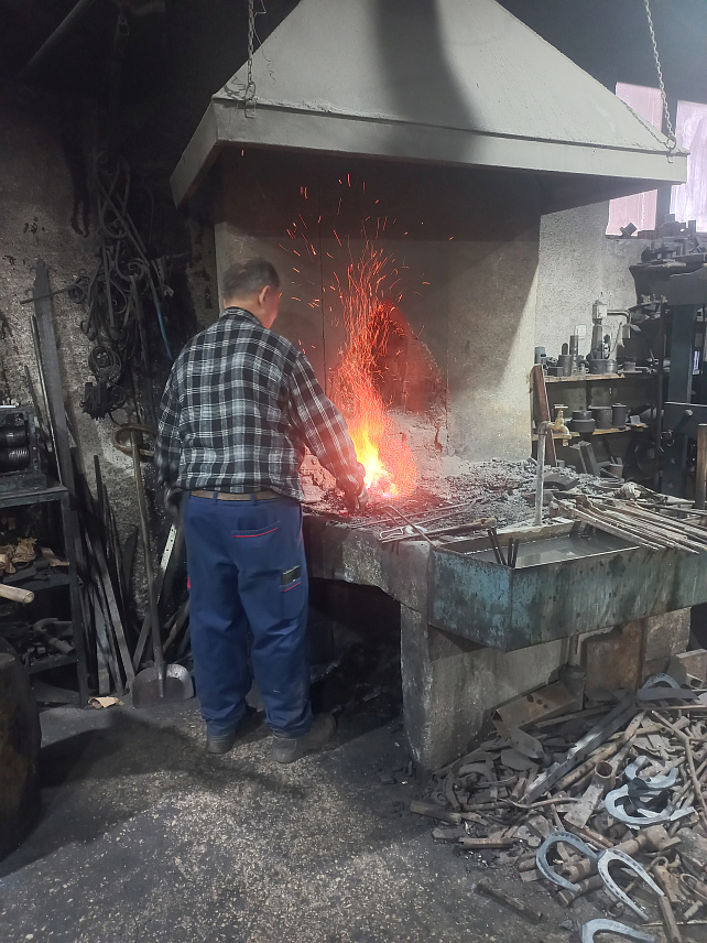 БАЊАЛУКА, 1. МАРТА /СРНА/ - Ковач Ђуро Милановић из Мркоњић Града, у чијој радионици смјештеној у центру Мркоњић Града од 1996. године свакодневно одзвањају ударци чекића, кали се жељезо, чује се брус, а кроз сву ту буку стижу радосни поздрави пролазника, јер мајстора ту сви познају.