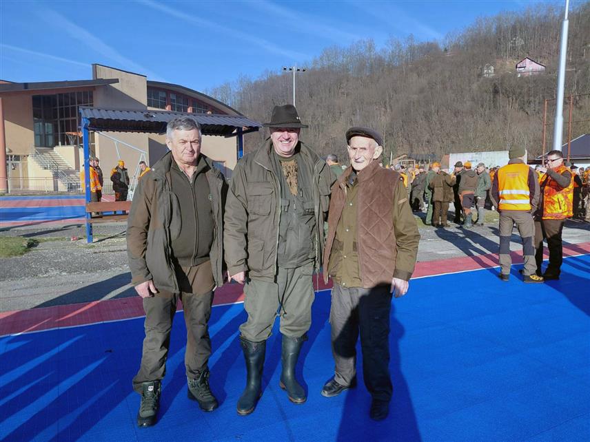 МИЛИЋИ, 1. МАРТА /СРНА/ - Предсједник Ловачког удружења "Комић" Милићи Радован Вишковић рекао је Срни да данас лове штеточине - вука, лисицу и шакала, да је вријеме за то идеално и да је најважније да чувају једни друге те изразио увјерење да ће лов бити добар.