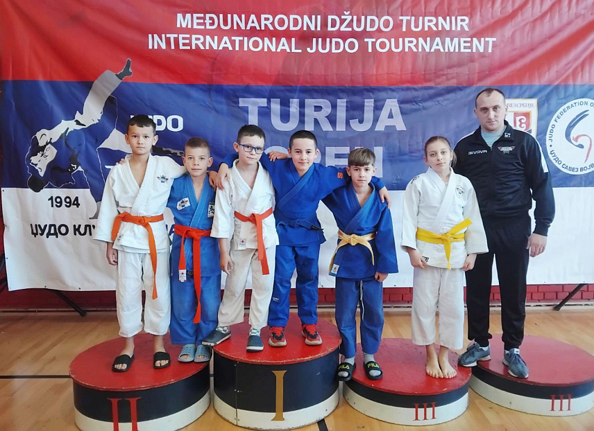ЗВОРНИК, 1. МАРТА /СРНА/ - Џудисти из клуба "Соколови" из Зворника освојили су једну златну и двије бронзане медаље на Међународном џудо турниру у мјесту Турија у Србији, на коме се окупило око 600 такмичара из Србије, Хрватске, Мађарске, Републике Српске и Федерације БиХ.