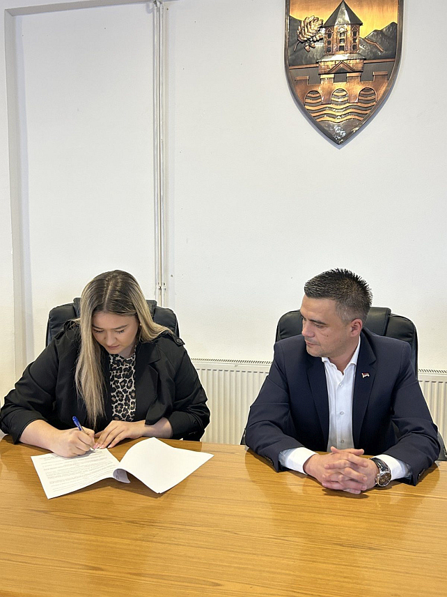 КОЗАРСКА ДУБИЦА, 1. МАРТА /СРНА/ - Начелник општине Козарска Дубица Игор Савковић потписао је данас уговоре о стипендирању 73 студента са подручја ове општине којима ће у нередних 10 мјесеци бити исплаћивано по 150 КМ.