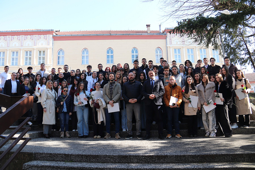 ДЕРВЕНТА, 1. МАРТА /СРНА/ - Градоначелник Дервенте Игор Жунић потписао је данас уговоре о стипендирању са 95 студената и ученика.