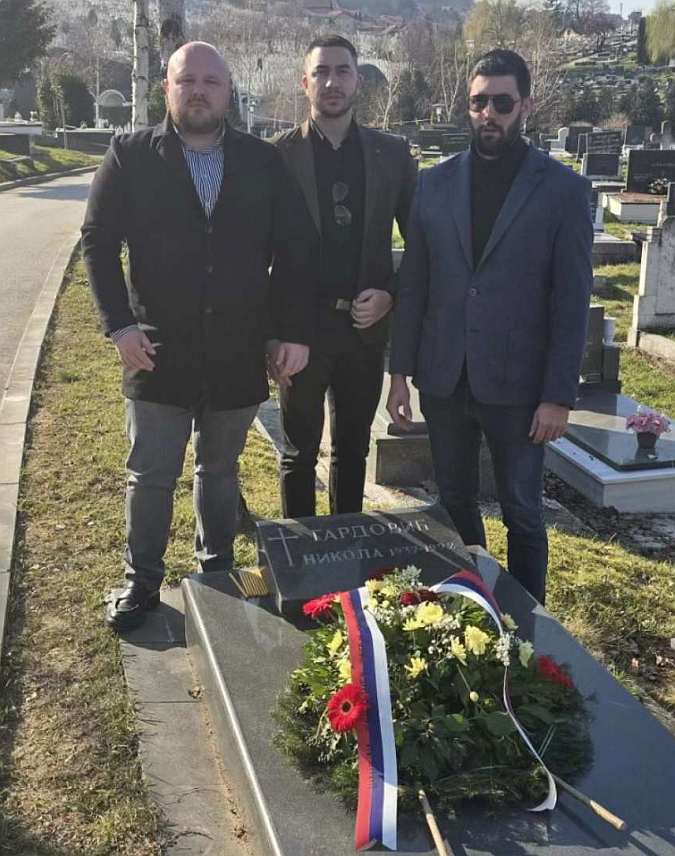 БАЊАЛУКА, 1. МАРТА /СРНА/ - Чланови Форума младих Социјалистичке партије Српске /СПС/ положили су данас вијенац на гроб Николе Гардовића, поручивши да је његово убиство на Башчаршији 1992. године било пуцањ у мир и суживот у БиХ.