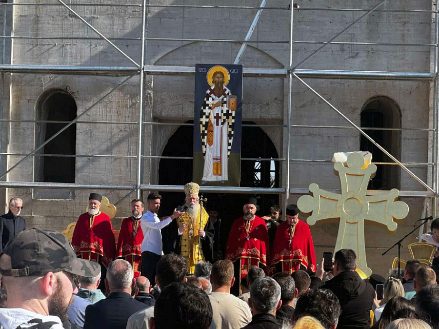 ПОДГОРИЦА, 1. МАРТА /СРНА/ - Његово високопреосвештенство митрополит црногорско-приморски Јоаникије освештао је данас звона и крстове за Храм Светог Саве који се гради у подгоричком насељу Стари аеродром.